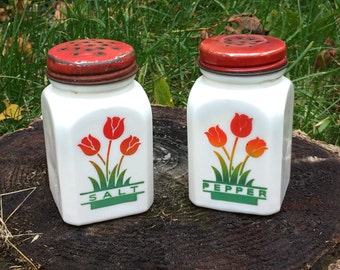 Tipp City McKee Tulip Salt and Pepper Shakers