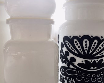 Vorratsgläser 3er Set Aufbewahrung weiss container jar Set of Three white milk glass storage jar vorratsbehaelter vorratsglas