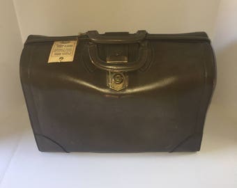 Schelle Leather Doctors or Lawyers bag. Brand new, With Key. Vintage Circa 1950, Olive Green, Very Large Bag.
