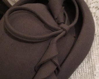 French Vintage 1940s Grey Wool Felt Tilt Hat / Wonderful French Authentic Accessory / Made in France