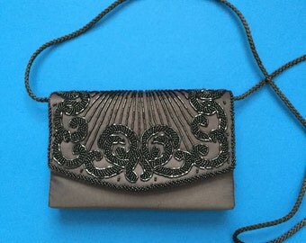 La Ronde Handmade Vintage Purse; Gray with Black Beads; Front Flap Kiss Clasp; Cross Body Purse; Braided Strap; Inside Pocket