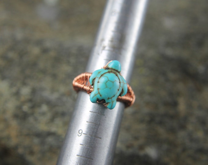 Turquoise Sea Turtle Ring Size 8, Wire Wrap Beaded Hippie Jewelry, Turquoise Howlite, Unique Copper Wire Weave Ring, Gift for Him or Her