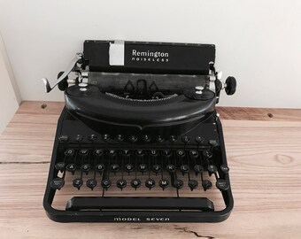 Remington Noiseless Model 7 Antique Typewriter // 1930's/40's Era