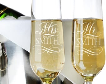Set of 2, Mr. Mrs. Wedding Toasting Flutes and Glasses Wedding Champagne Glasses Engraved Champagne Flutes, Personalized Champagne Glass #N1
