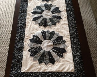 Dresden Plate, table Runner, Black and White