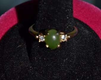 Vintage Avon ring with faux jade center, size 7