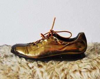 boys gold tennis shoes