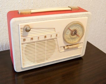 Vintage red radio - Old radio in bakelite Phenix - Small french radio - Little retro music radio - French antique - Transistor