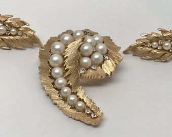 Vintage Trifari Gold - Pearl Brooch Pin & Clip On Earrings Demi Parure