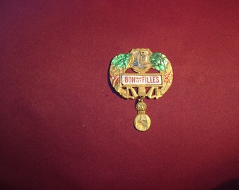 Ancien Insigne Badge épingle broche Conscrit "Bon pour les Filles". Vintage. Service militaire. France