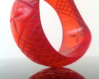 1930s carved lucite bangle bracelet Art Deco vintage