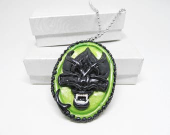 Alien Xenomorph Queen, Xenomorph, Xenomorph jewelry, alien jewelry, xenomorph necklace, xenomorph queen, horror cameo