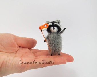 Needle felted raccoon with fox mask, raccoon toy, tiny felted raccon, animals for dollhouse, cute raccoon, toy raccoon, miniature raccoon