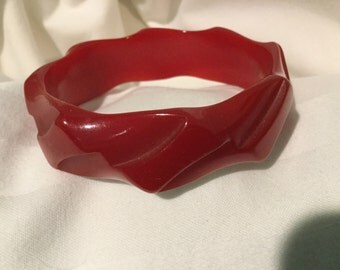 Vintage Cherry RED BAKELITE BANGLE Sculptural Design 1940s