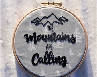 Embroidery hoop art wall decoration "the mountains are calling"
