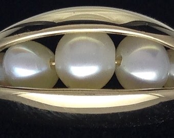 Clam shell cultured pearl ring in 14k yellow gold