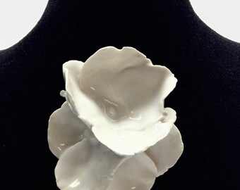 Flowers/brooch Broach3 3 white enamel flowers