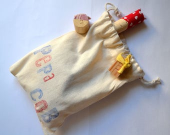 Bags of families, with double-sided wooden dolls one cheerful another not so much, so that the child explore their emotions