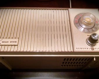 General Electric Radio / Vintage Radio / Retro G E Radio / AM FM Radio / Vintage / Photo Prop