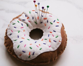 Felt White Doughnut Pin Cushion, Bright Doughnut Sprinkles, Plush Donuts, Home Decor, Kids Pretend Food, Embroidery sewing accessory