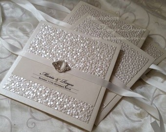 LUXURY Wedding Invitations BESPOKE invitation set. 25 elegant pocket invites Custom crystal brooch. Black and white Invites design w 3 cards