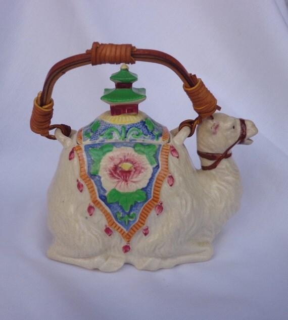 TEAPOT Vintage Camel Rattan handle Made in Japan hard