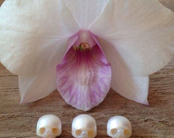Set of Natural Pearl Hand Carved Skulls Bead Stone charm beads Semiprecious Gemstone Skull carving mini tiny white pink momento mori