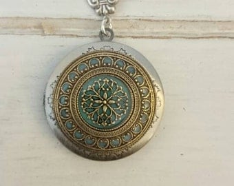 Vintage style Locket- Anniversary Bride Bridesmaid gift Wedding Birthday Sister Mom Daughter Photo Picture best of friends locket.