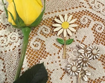 Two Vintage Daisy Pin-back - Brooch -