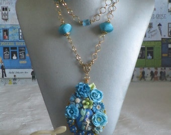 Ravissant collier plastron "Une elfe sur un crâne"