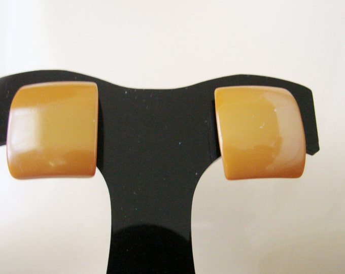 Vintage Chunky Butterscotch Bakelite Clip Earrings / Retro / 1940s / Jewelry / Jewellery