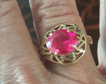 Vintage 14 kt and garnet filigree ring