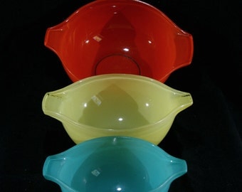 Pyrex Sedlex bowls, France, Red, Yellow & Green Pyrex Cinderella mixing bowls, 1958