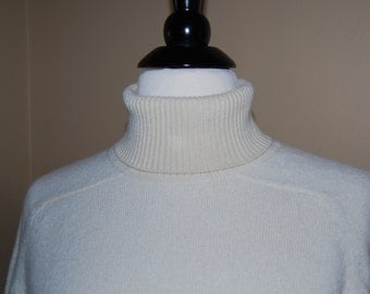 Cashmere Woman's Ivory Turtle Neck Sweater