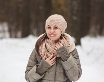 women's knitted hat and scarf