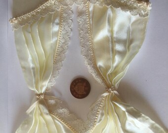 Dollshouse Miniature 1: 12 scale cream lace edge curtains