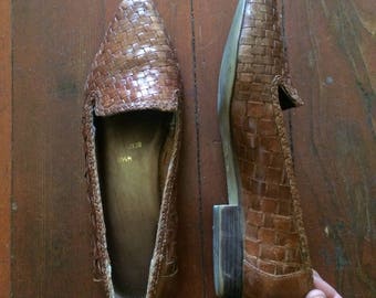 Women's vintage 1980's Brown leather huarache style loafers/slip on shoes. Size 8