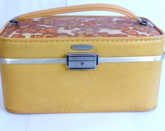 Vintage Towncraft Ladies Train Case Gold Floral Print 1970s Luggage Makeup Case Carry On Home Photo Prop Craft Merchandising Prop
