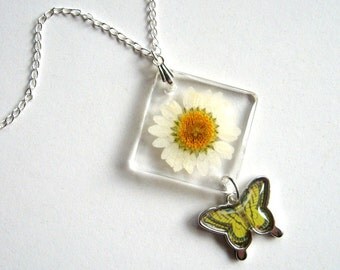 White Daisy and Butterfly - Real Flower Garden Necklace - botanical jewelry, flower jewelry, daisy necklace, natural, resin jewelry, ooak