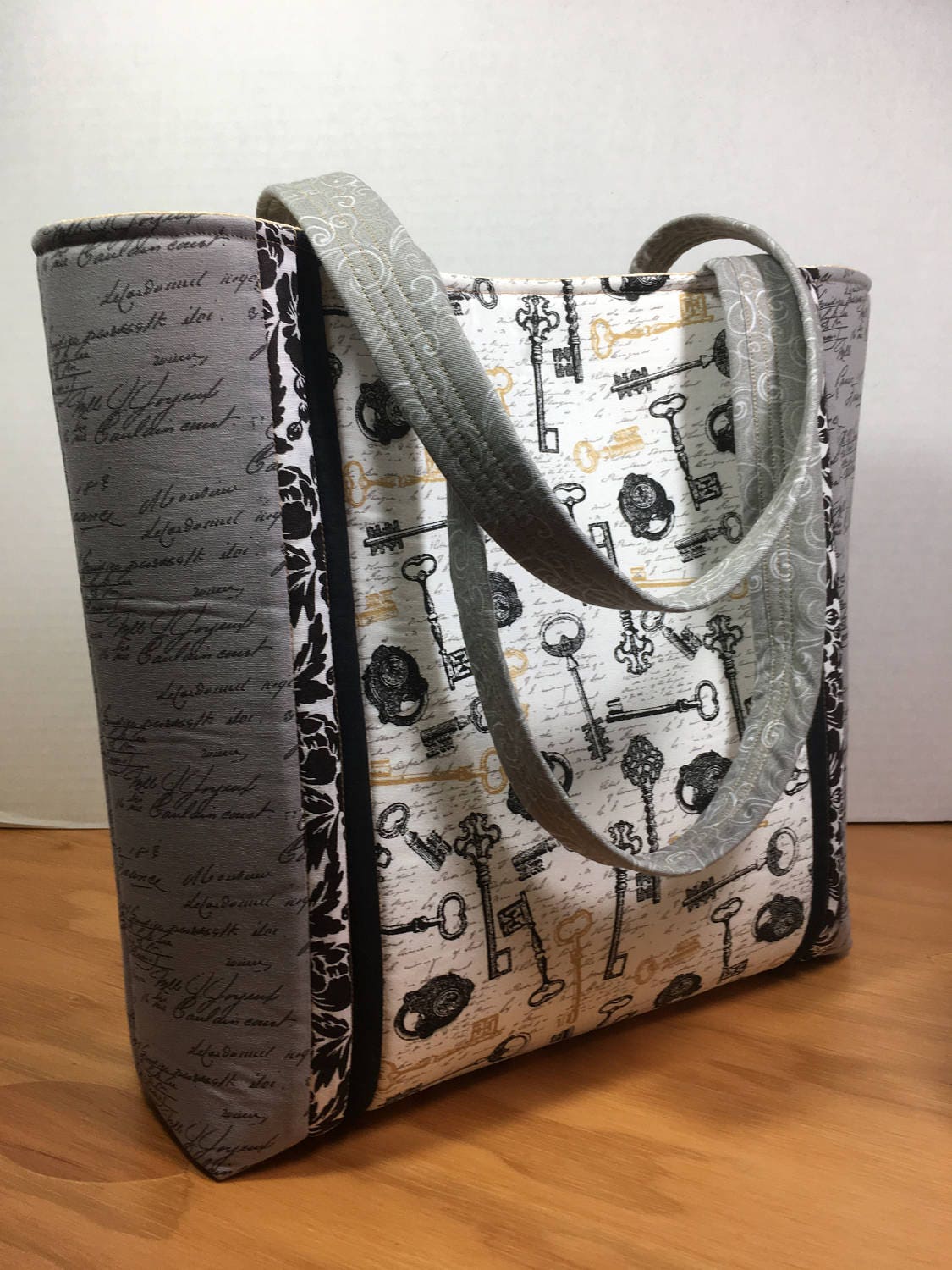 Romantic tote bag gray black key print with interior pockets