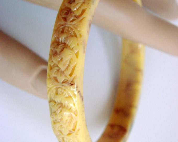 Vintage Carved Marbled Lucite Bangle Bracelet Ivory-to-Yellow