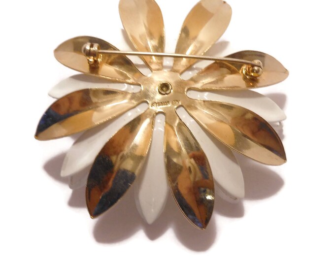 FREE SHIPPING Sarah Coventry 1966 "Water Lily" brooch, gold tone and white enamel petals, open work leaves, floral pin