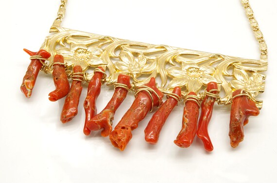 Collier plastron aux larmes de corail