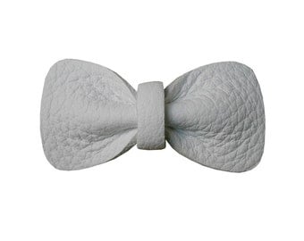 Jolie Broche Noeud Papillon "Bowtie 21", Bords Arrondis, Cuir Véritable, Fait Main, Couleur Blanche Neige Snow