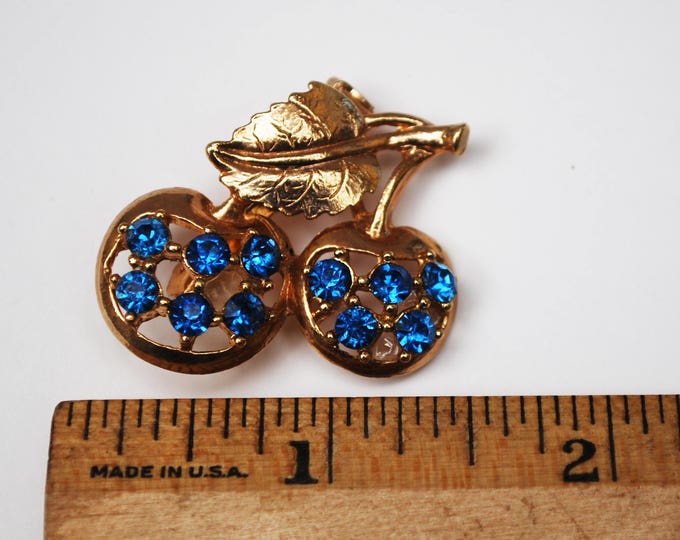 Blue rhinestone Brooch - Cherry Berry Fruit - Gold plated metal - Mid century figurine pin