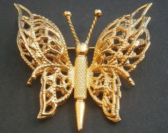 D95) A lovely vintage gold tone marked Monet filigree butterfly brooch