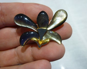 D70 Mother of Pearl Fleur De Lis Brooch.