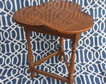 Ethan Allen Trefoil top wood side table Vintage Ethan Allen Circa 1776 Collection from 1980s Cloverleaf top accent table on 3 turned legs