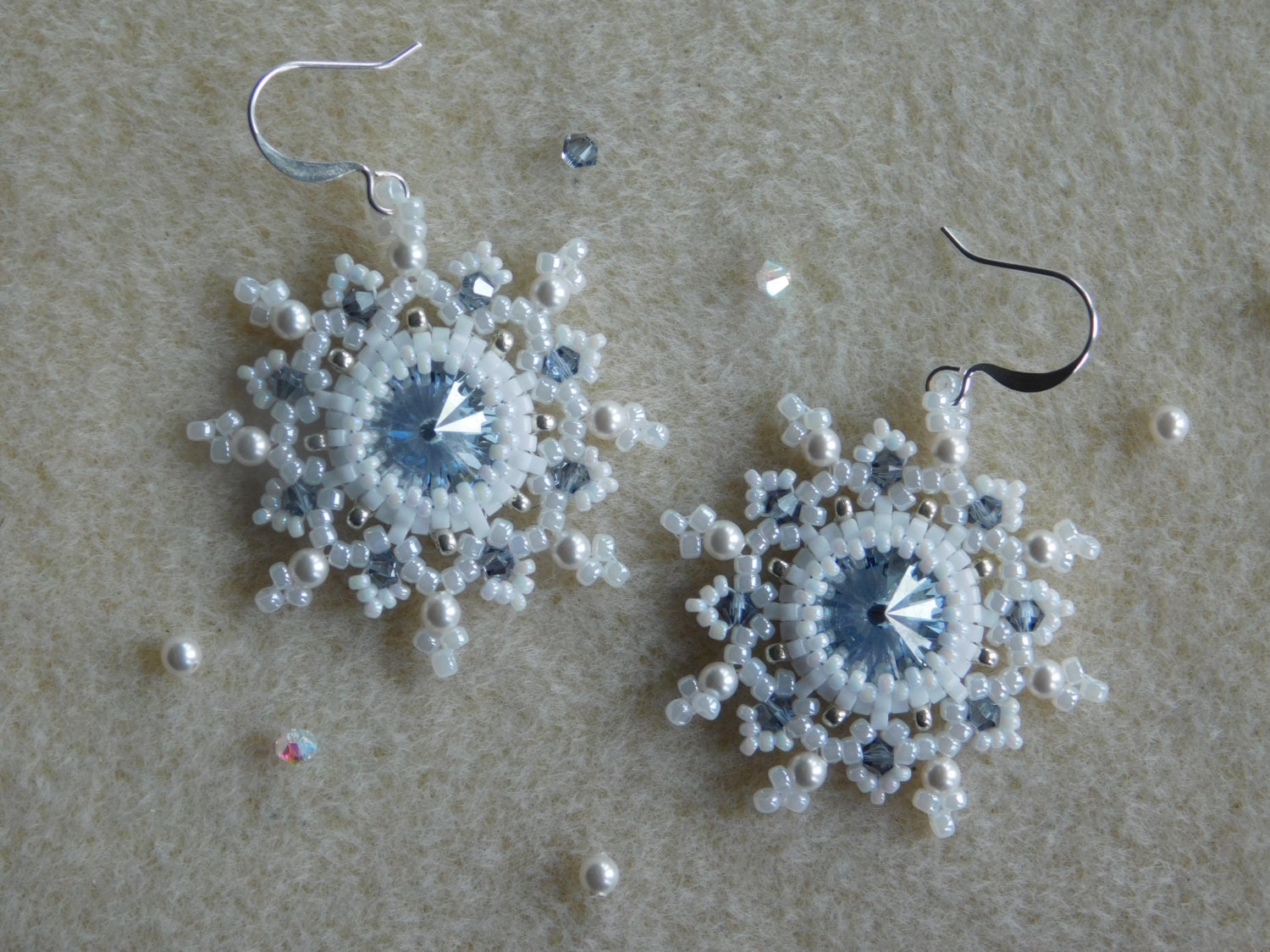 Фото необходимых материалов: синий и белый бисер