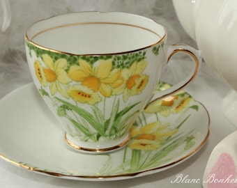 Royal Standard ''Daffodils'', England: Tea cup and saucer